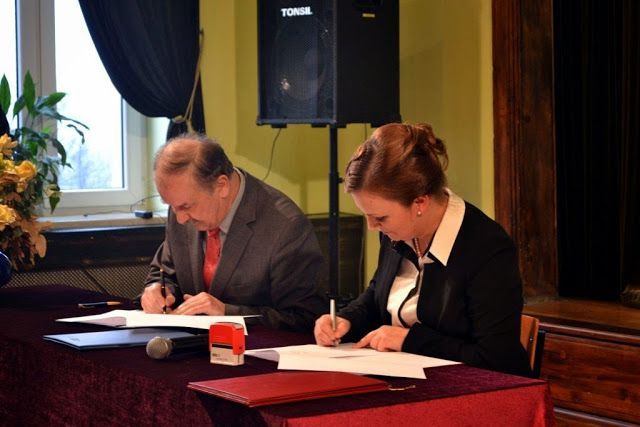 Dyrektor szkoły z przedstawicielem Akademii Techniczno-Humanistycznej i Energetyki Cieszyńskiej podczas podpisania patronatu. 