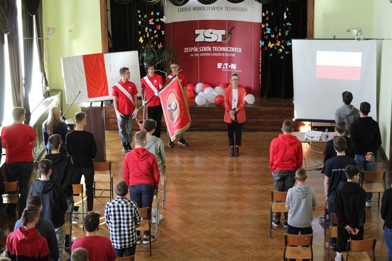Uczniowie i Poczet Sztandarowy podczas hymnu
