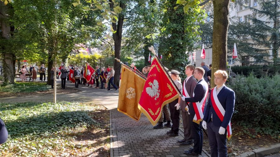 Dziś rocznica wybuchu II Wojny Światowej- nasz poczet sztandarowy oddał hołd wszystkim którzy walczyli w obronie Ojczyzny ❤️