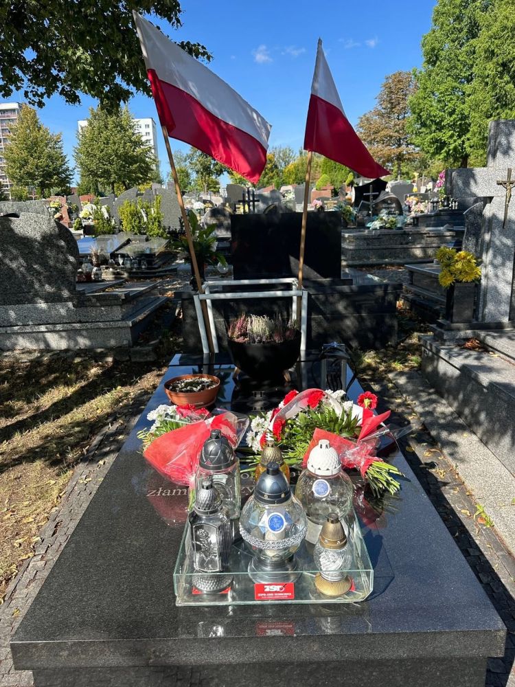 Dziś urodził się nasz patron Płk Gwido Langer?♥️ Reprezentacja naszej szkoły na czele z Panią Dyrektor odwiedziła cmentarz w Cieszynie, by złożyć kwiaty na grobie
