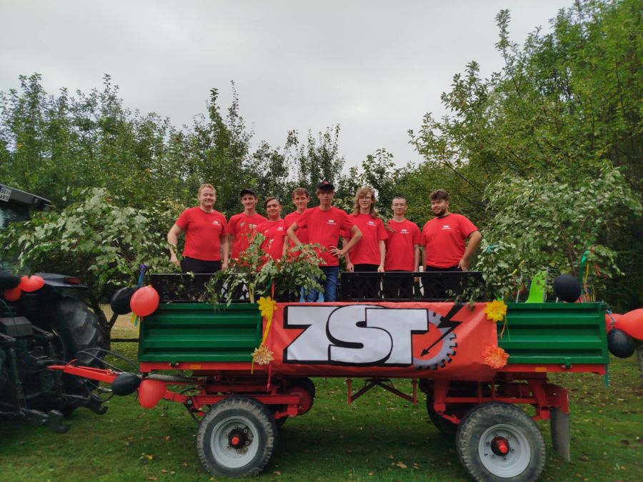 31 sierpnia 2025 r. odbyły się dożynki gminne w Chybiu, naszą szkołę reprezentowała silna ekipa!!!!!