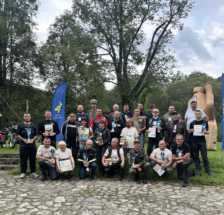 XI Rajd Motocykli Zabytkowych im. Płk. Gwido Langera staje się powoli historią.  Myślę, że to, że Płk Gwido Langer czuwał nad nami przez cały ten czas nie trzeba chyba nikogo przekonywać o czym świadczyła pogoda w tym dniu i to, że wszystko odbyło się zgodnie z planem. Była to impreza zamykająca rok Langera w powiecie cieszyńskim, promująca starą motoryzację oraz świętującą urodziny Naszego patrona.  W imieniu swoim, Barbary Cudak oraz całej społeczności ZST Cieszyn chciałam podziękować władzom miasta Cieszyn, władzom Powiatu Cieszyńskiego, kierownictwu Domu Narodowego w Cieszynie. Szczególnie podziękowania kieruję do Pani Sylwii Cieślar - wójt Gminy Goleszów Za zaufanie i ogromną pomoc przy realizacji rajdu całemu wydziałowi promocji gminy Goleszów   Dziękuję: Firmie KosBud z Lesznej, Firmie Kubala z Goleszowa, firmie INFOBOX z Cieszyna, Firmie Retos Transport ze Skoczowa, Firmie Darma w Gumnach, firmie FAO FAR z Puncowa, firmie CopyArt z Cieszyna, Firmie Jerzy z Dzięgielowa, Panu Bieleszowi i firmie Zakłady Mięsne Bielesz z Cieszyna, Piekarni Inwex z Cieszyna, Piekarni z Goleszowa, Piekarni Betlejem z Cieszyna, Panu Pawłowi Janoska Biker's Bistro&Area, Pani Martynie Chrapek salon Beauty, Pani Marlenie Czerwińska-Budzyń Salon Fryzjerski w Strumieniu.  Dziękuję naszym partnerom: CKZ Bażanowice, Skansen Powozów Puńców.  Dziękuję Panu Adamowi Adamczykowi za wykonanie przepięknych rzeźb motocykli które były nagrodami, zaś jego żonie za wykonanie cudownych piernikowych dzieł   Dziękuję Automobilklub Ziemi Cieszyńskiej za współorganizację imprezy.  Szczególnie chciałem podziękować wszystkim nauczycielom i uczniom ZST  za to że mogłam na Was liczyć w wyjątkowym dniu, za zaangażowanie na 100% i uśmiech jaki daliście Wszystkim w tym dniu.  Całej Radzie Rodziców ZST Cieszyn za ogrom pracy i że byliście ze mną do samego końca.  Dziękuję Absolwentom ZST w składzie: Jakub Kajzar, Jakub Rduch, Kamil Tomica, Jakub Kajzar. Za to, że zawsze mogę na Was liczyć.  Dziękuję Krzysztofowi  Neściorowi  i Soni Gabzdyl za Enigmę   Mariuszowi Jaszczurowskiemu i Ox.pl, Głosowi Ziemi Cieszyńskiej za rewelacyjne relacje.  Dziękuję i gratuluję Wszystkim tym którzy przyjechali z różnych stron świata na nasz Rajd i rywalizowali w danych klasach. Za wspólną zabawę, uśmiech, wspaniałą niespodziankę 